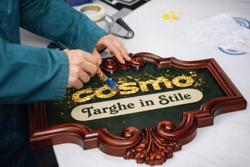 Lavorazione artigianale di materiali per insegne